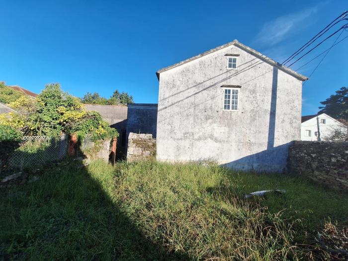 Se vende casa de piedra con amplio terreno en Xuño